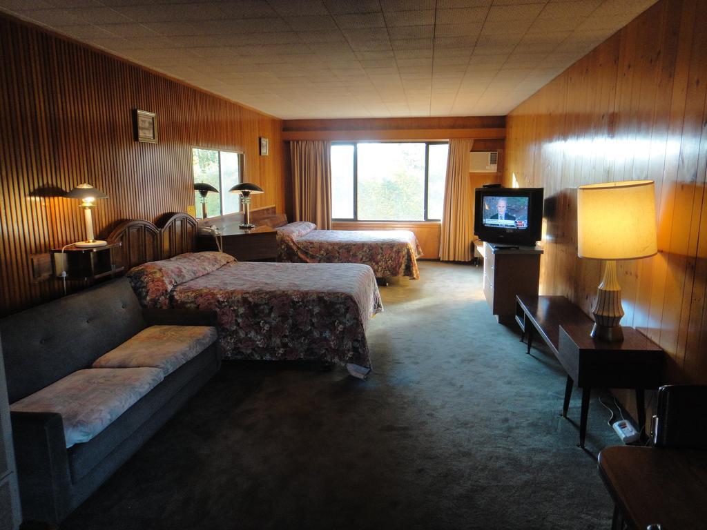 Airport Inn Quesnel Oda fotoğraf