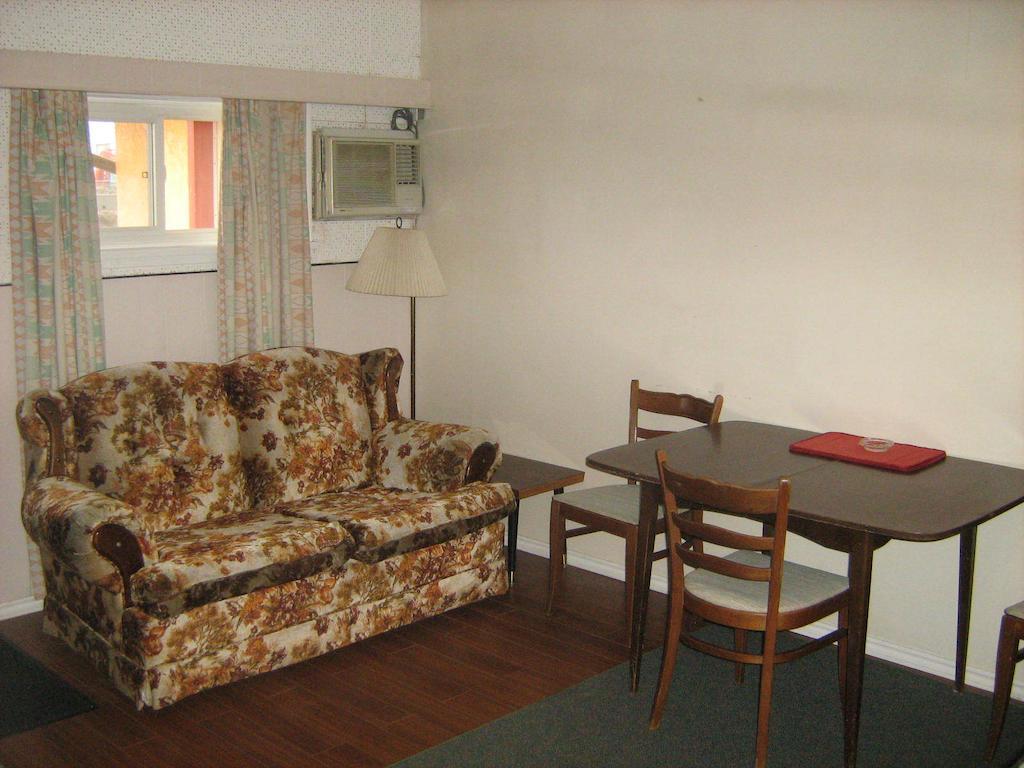 Airport Inn Quesnel Oda fotoğraf