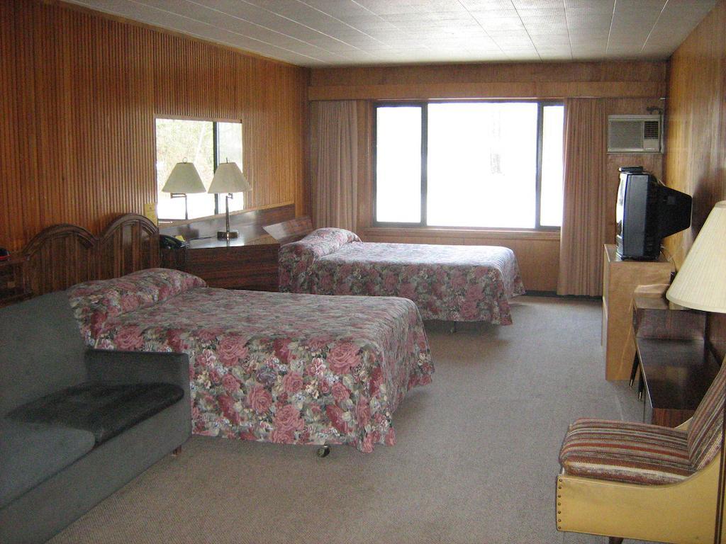 Airport Inn Quesnel Oda fotoğraf